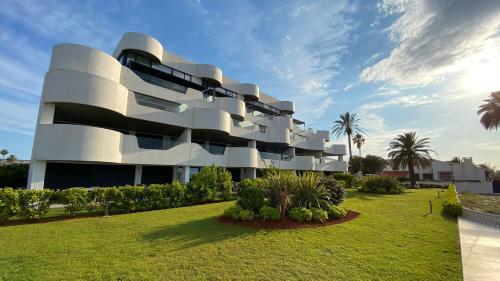 Modern luxury 3-Bed Apartment front beach line
