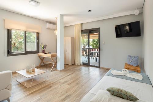 1 queen bed, 3 sofa beds