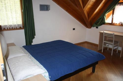 1 queen bed, 1 sofa bed