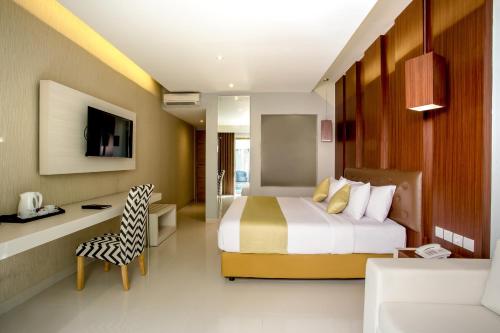 Deluxe Double or Twin Room with Pool Access image 4