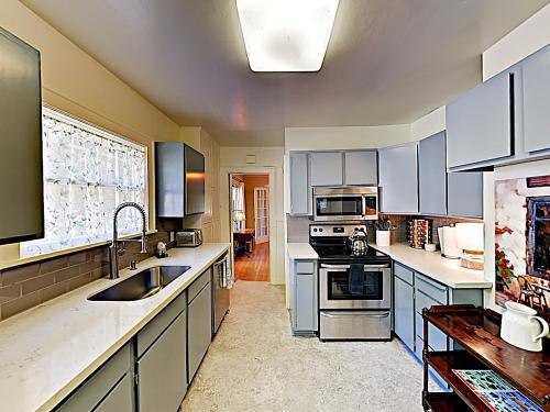 New Listing! Lovely & Spacious Home Near Lake home - image 10