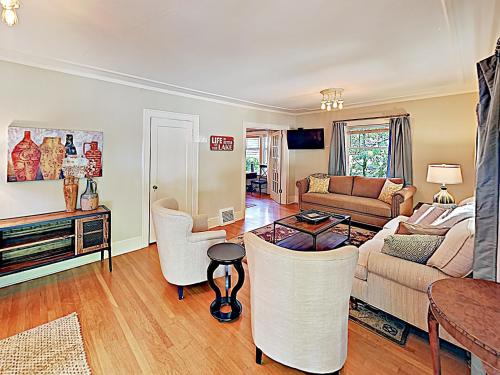 New Listing! Lovely & Spacious Home Near Lake home - image 10