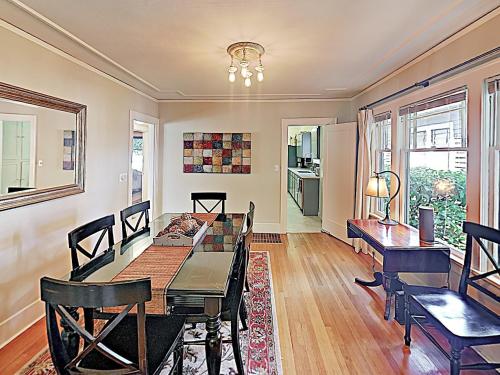 New Listing! Lovely & Spacious Home Near Lake home - image 14