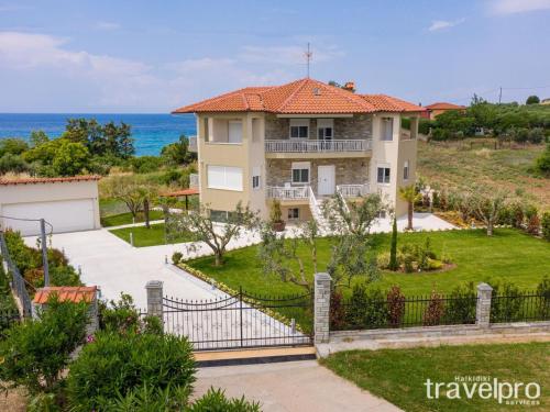 Villa Zeria by TravelPro Services- Nea Potidaia Halkidiki gîte à louer Néa Poteídaia
