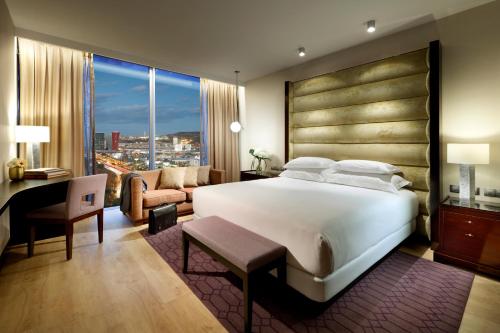 Deluxe King Room with Panoramic View - High Floor/Club Access