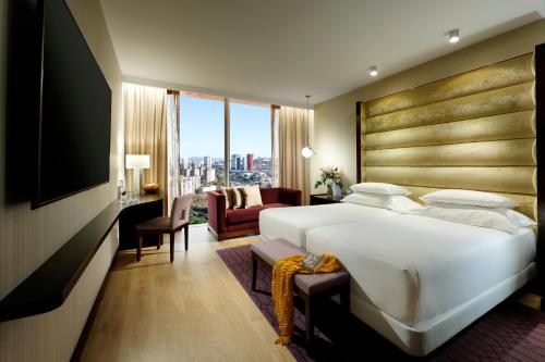 Deluxe Twin Room with City View - High Floor/Club Access