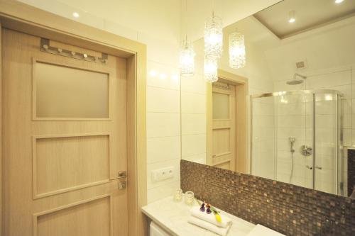 Grand-Tourist Center Point Apartments - image 5