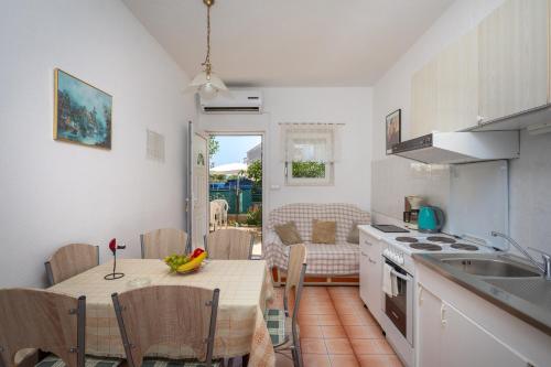 A2 - apt near beach w patio parking and grill