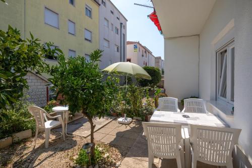 A2 - apt near beach w patio parking and grill