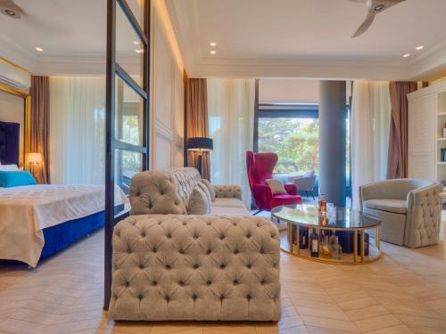 Superior King Suite image 10