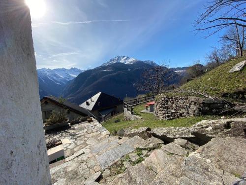 花園, Santorini by Quokka 360 - Blue curtains in the Alps in 安索尼高