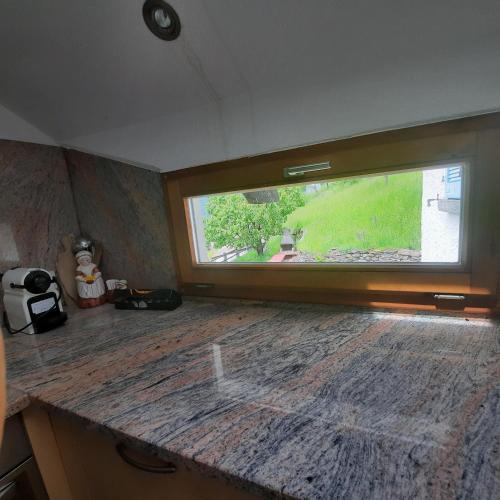 廚房, Santorini by Quokka 360 - Blue curtains in the Alps in 安索尼高