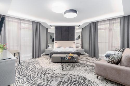 2 twin beds, 1 sofa bed