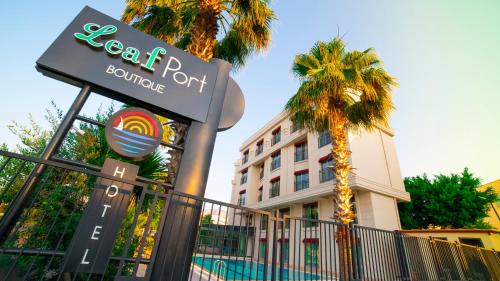 . Leaf Port Hotel