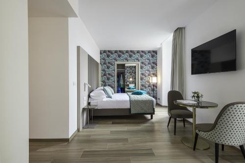 Deluxe Double Room with Side Sea View