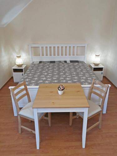 1 queen bed, 1 double bed