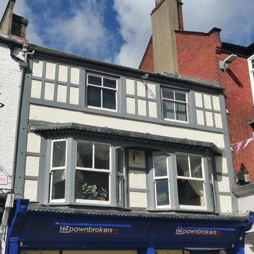 House - Sleeps up to 14 & Parking Available