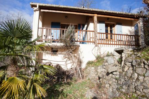 Villa Domaine Liberté avec prairie et forêt au bord d'une rivière en Ardèche