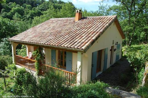 Villa Domaine Liberté avec prairie et forêt au bord d'une rivière en Ardèche - Accommodation - Silhac