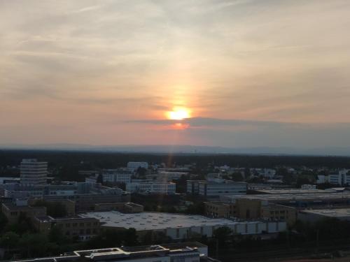 Skyline-Aussicht und fantastische Sonnenuntergänge - Apartment - Langen