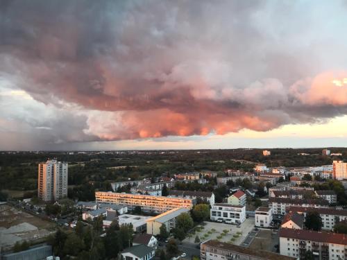 Skyline-Aussicht und fantastische Sonnenuntergänge