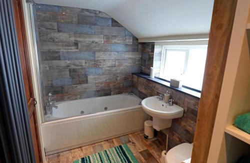 8 Culver Park - Close to Beach and Town Centre - image 5