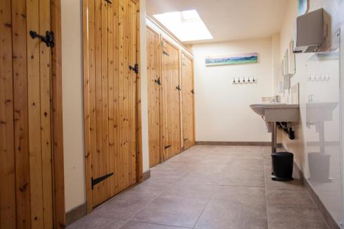 Bathroom, Gaia's Hideaway - Luxury Yurt with Hot Tub in Alstonfield