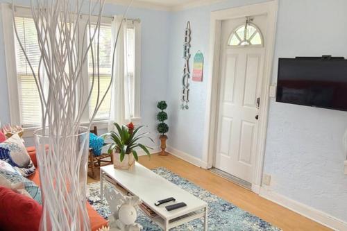 Lake Worth Beach Paradise Cove Cottage 2-1Bedroom in Lake Worth, USA