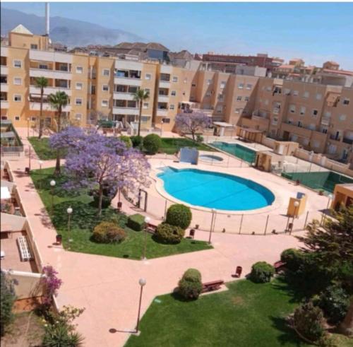  En Roquetas, A 900 metros de la playa, Con Piscina, junto a bares . En las salinas de roquetas de mar, Pension in Roquetas de Mar