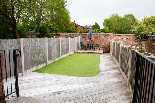 ระเบียง/ชานเรือน, The Courtyard Lymm in ลัม