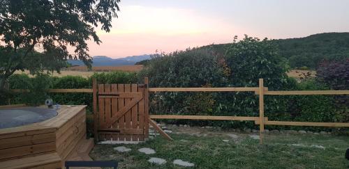 Hot tub, Cottage Combet Gite Climatise avec Jacuzzi in Marsanne