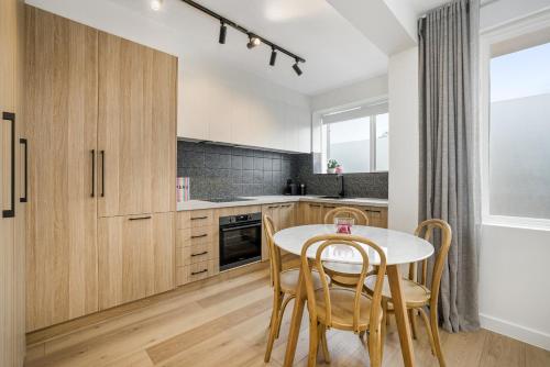 Stylish 2-Bed Unit near Hospital, Parks and Dining