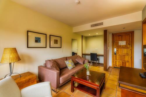 305637691 Jardines de La Santa