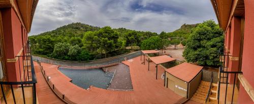 305637702 Jardines de La Santa