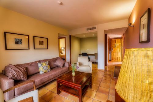 305637856 Jardines de La Santa