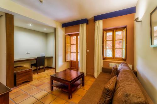 305637898 Jardines de La Santa