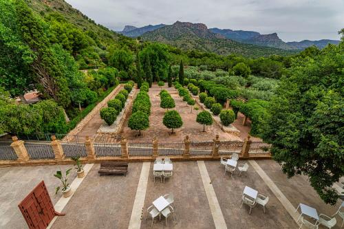 305638378 Jardines de La Santa