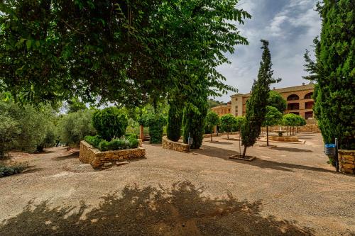 305638411 Jardines de La Santa