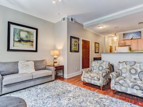 Brand New Listing! Heated Pool Access Walk Everywhere in Historic Savannah Georgia
