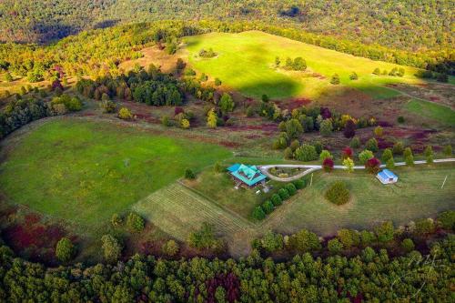 Lodge at OZK Ranch- Incredible mountaintop cabin with hot tub and views