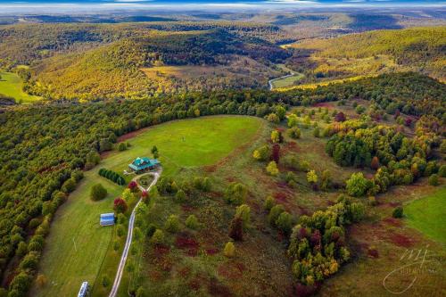 Lodge at OZK Ranch- Incredible mountaintop cabin with hot tub and views