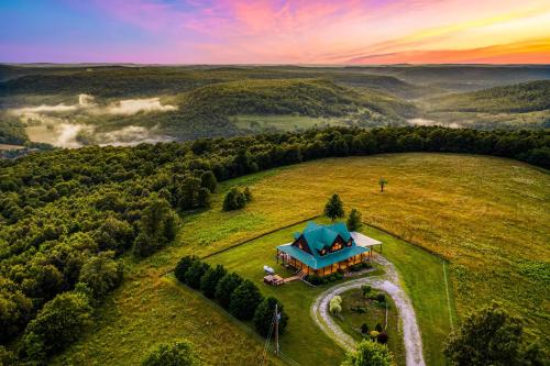 Lodge at OZK Ranch- Incredible mountaintop cabin with hot tub and views