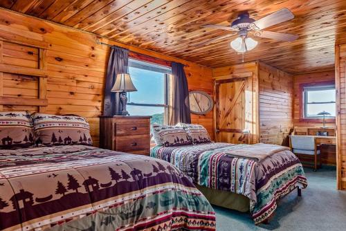 Lodge at OZK Ranch- Incredible mountaintop cabin with hot tub and views