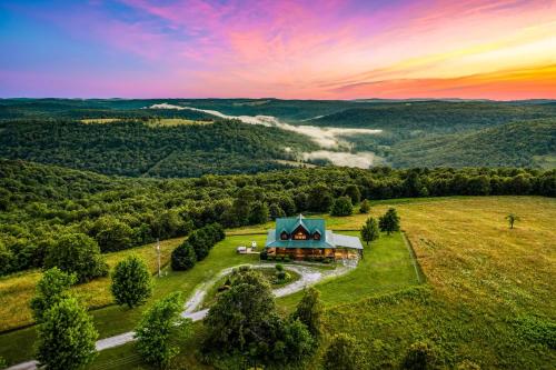 Lodge at OZK Ranch- Incredible mountaintop cabin with hot tub and views