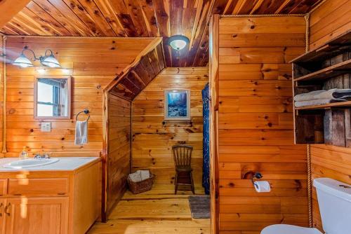 Lodge at OZK Ranch- Incredible mountaintop cabin with hot tub and views