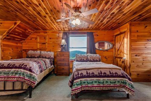 Lodge at OZK Ranch- Incredible mountaintop cabin with hot tub and views