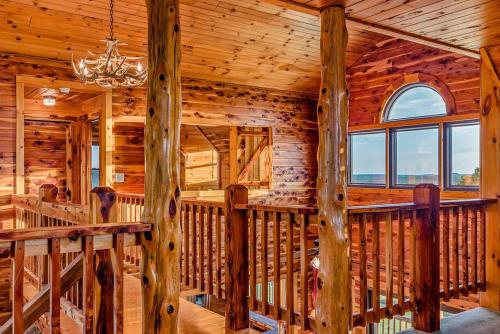 Lodge at OZK Ranch- Incredible mountaintop cabin with hot tub and views