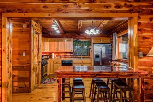 Lodge at OZK Ranch- Incredible mountaintop cabin with hot tub and views