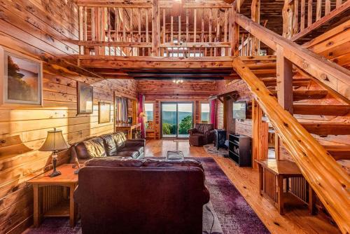 Lodge at OZK Ranch- Incredible mountaintop cabin with hot tub and views