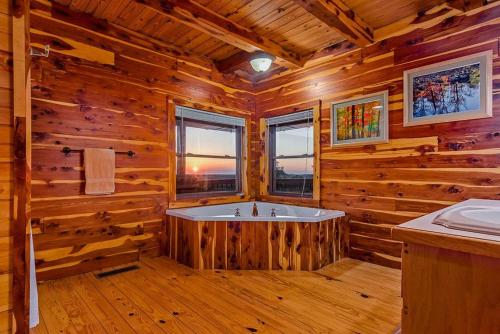 Lodge at OZK Ranch- Incredible mountaintop cabin with hot tub and views